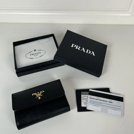 プラダ 折り財布