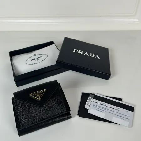 プラダ 長財布