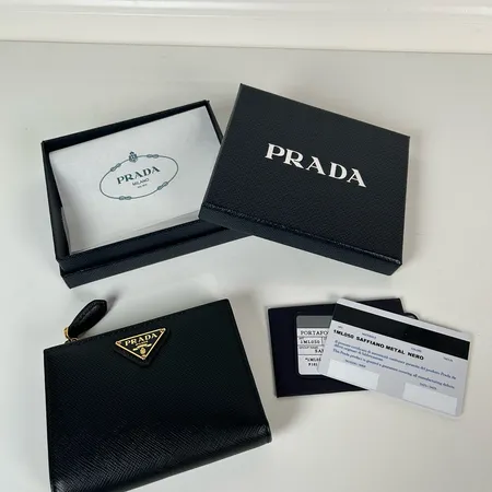 プラダ 折り財布