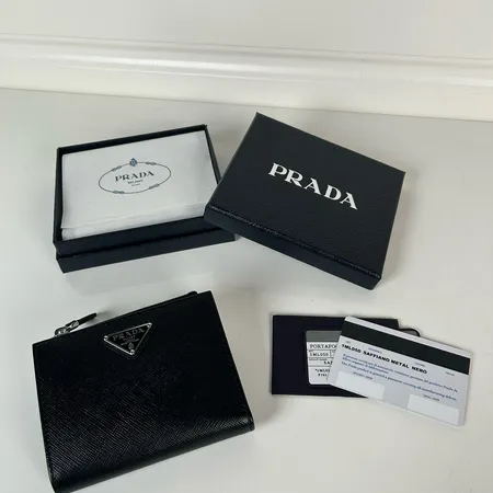 プラダ 折り財布