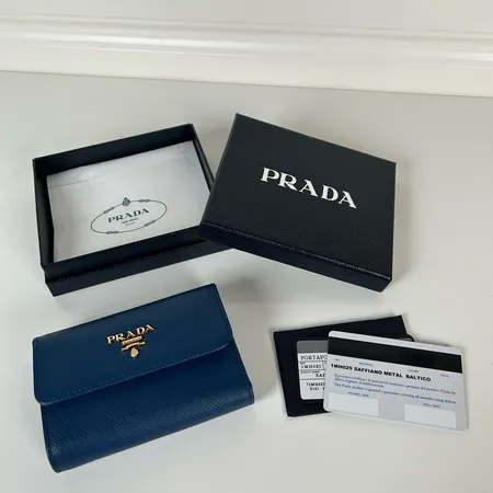 プラダ 折り財布