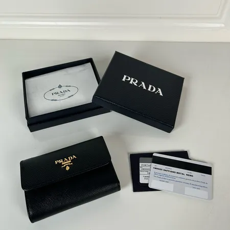 プラダ 折り財布