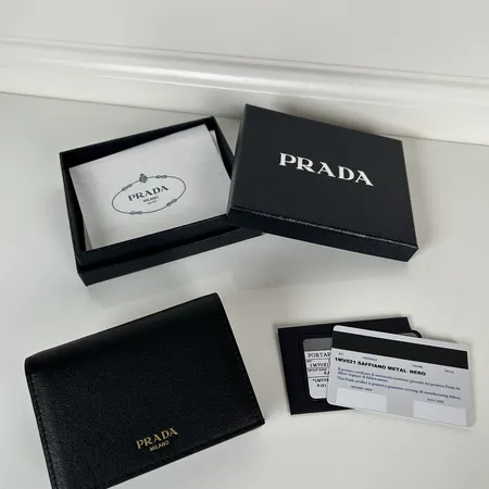 プラダ 折り財布