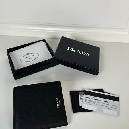 プラダ 折り財布