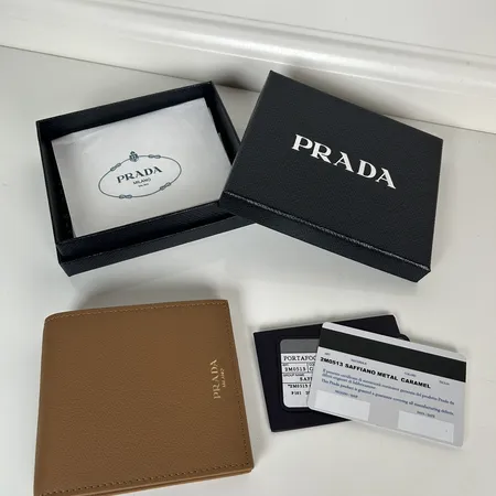 プラダ 折り財布