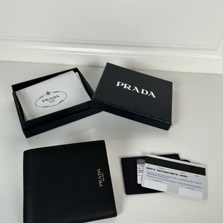 プラダ 折り財布