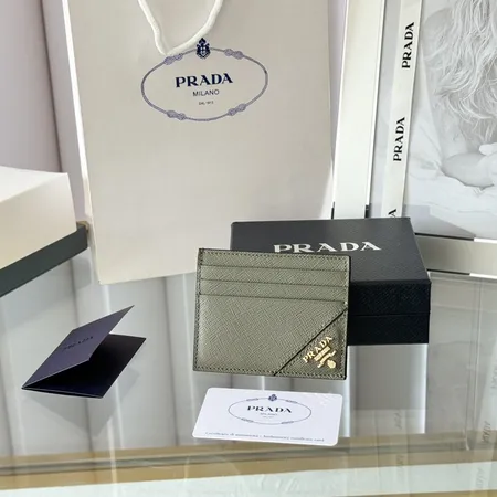 プラダ 長財布