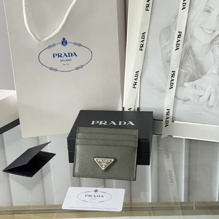 プラダ 長財布