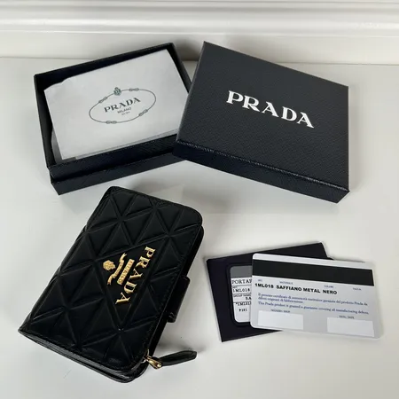 プラダ 折り財布