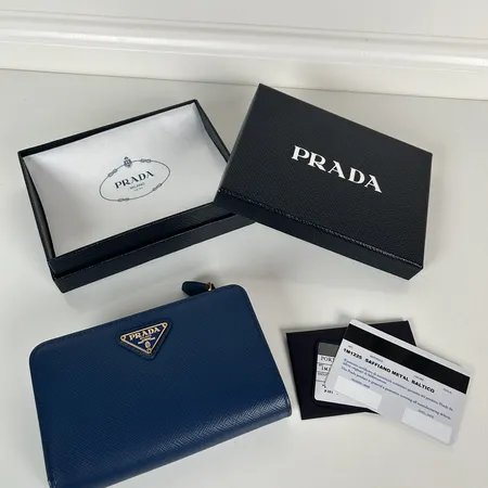プラダ 折り財布
