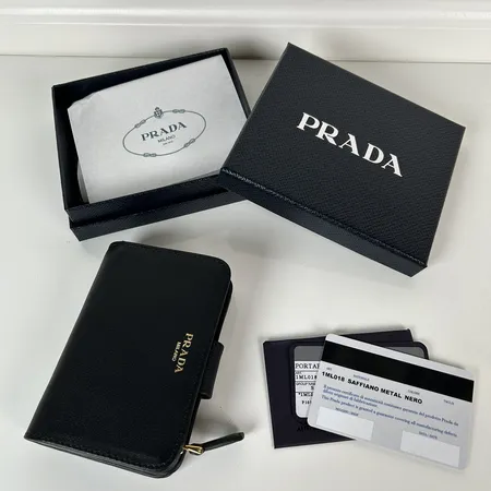 プラダ 折り財布