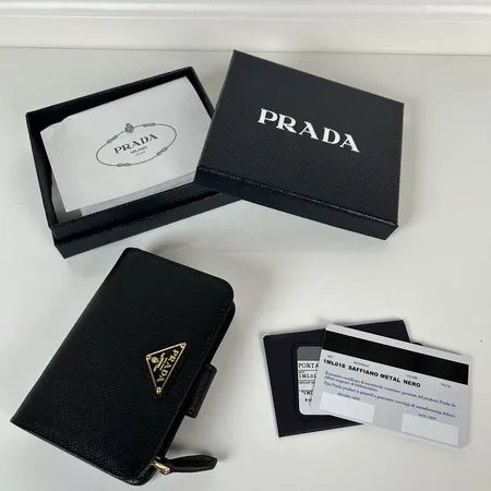 プラダ 折り財布