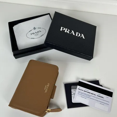 プラダ 折り財布