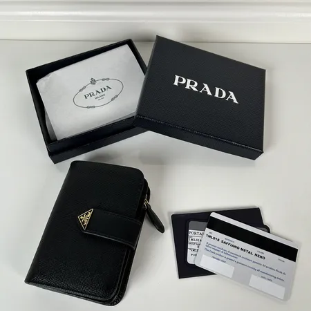 プラダ 折り財布