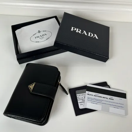 プラダ 折り財布