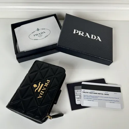 プラダ 折り財布