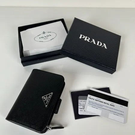 プラダ 折り財布