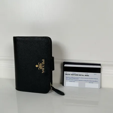 プラダ 折り財布