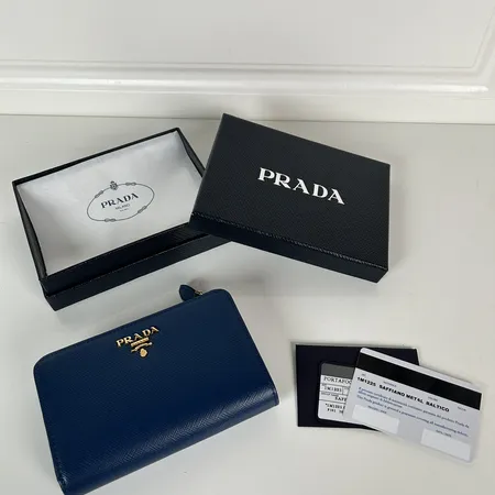 プラダ 折り財布