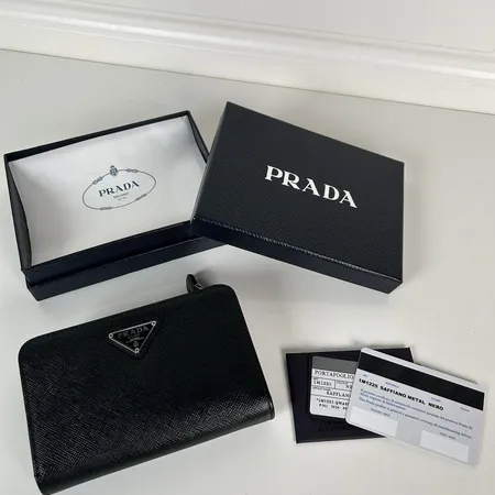 プラダ 折り財布
