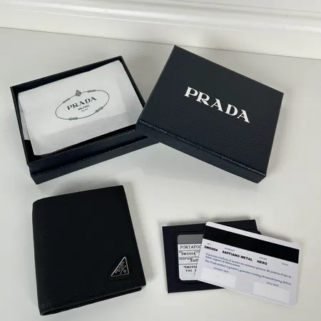 プラダ 折り財布