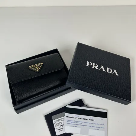 プラダ 折り財布