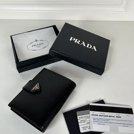 プラダ 折り財布