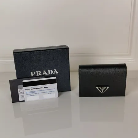プラダ 折り財布