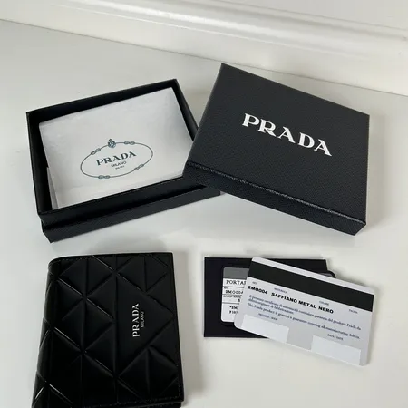 プラダ 折り財布