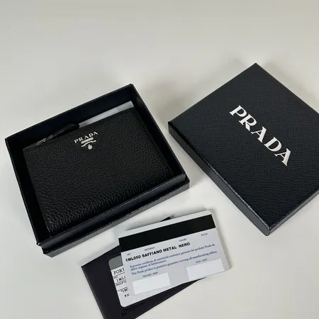 プラダ 折り財布