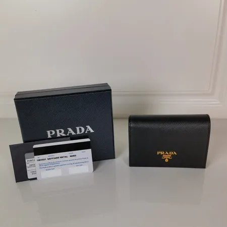 プラダ 折り財布