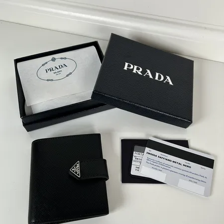 プラダ 折り財布
