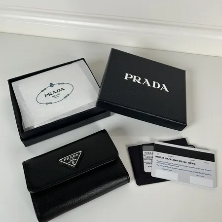 プラダ 折り財布