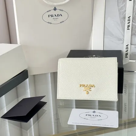 プラダ 折り財布