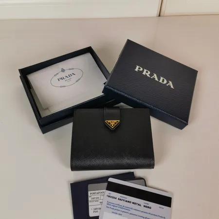プラダ 折り財布