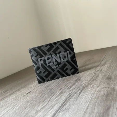フェンディ 折り財布