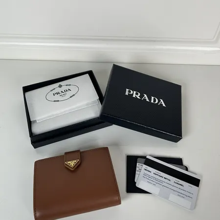 プラダ 折り財布