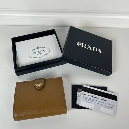 プラダ 折り財布