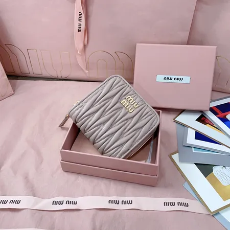 ミュウミュウ 折り財布