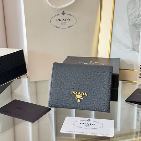 プラダ 折り財布