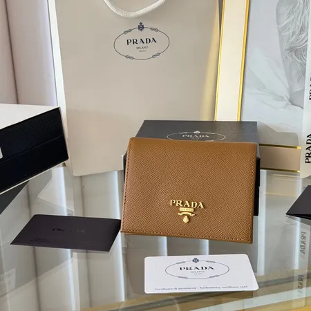 プラダ 折り財布