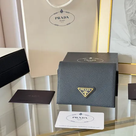 プラダ 折り財布