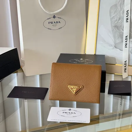 プラダ 折り財布