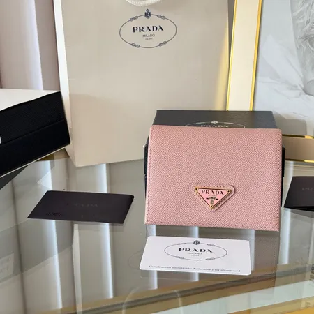 プラダ 折り財布