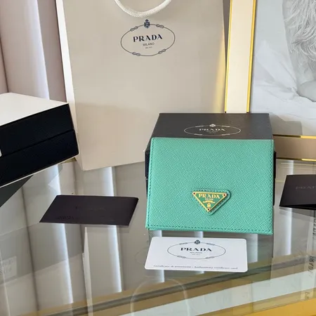 プラダ 折り財布