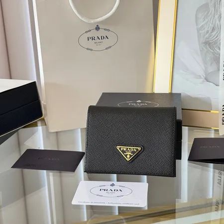 プラダ 折り財布
