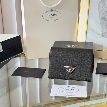 プラダ 折り財布