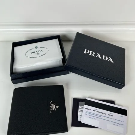 プラダ 折り財布