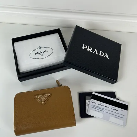 プラダ 折り財布