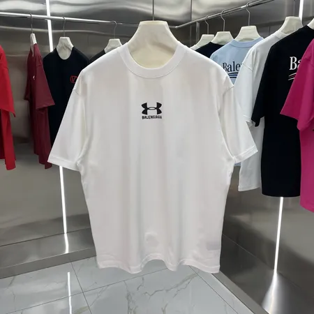 バレンシアガ Tシャツ